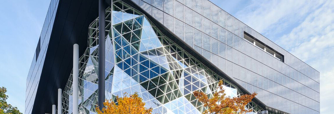 Projektbeispiel Innovatives Gebäude mit spitzwinkligem Fassadenaufbau und prismenförmigen Glaselementen
