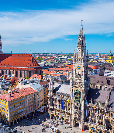 Photo with a view of St. Mary's Church in Munich with the panorama of the city and the Alps in the background