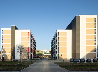 Gebäudekomplex mit drei Wohnblocks