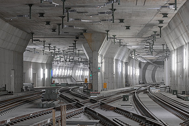 Das Foto zeigt die unterirdische Einfahrt einer der Bahnstrecken des ARGE Feste Fahrbahn Fildern Projektes in Stuttgart.