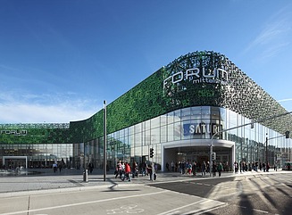 Buet grøn facade på en salgsbygning, Saturn-bogstaver over indgangen